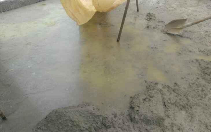 混泥土保水性不足導(dǎo)致沁水嚴(yán)重現(xiàn)象